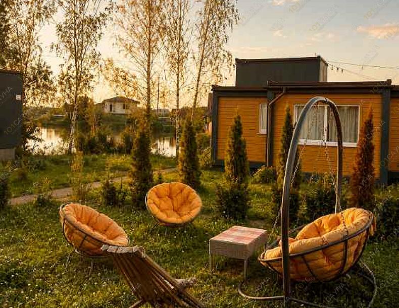 Баня Sanino space, в Санкт-Петербурге, Ленинградская область, Ломоносовский район, посёлок Затейливое (д. Санино), улица Ромашковая, 25 | Дома и зона отдыха на закате | 101sauna.ru