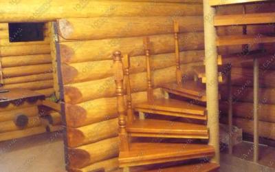Баня Кедровая, в Перми, ул. 2-я Урожайная, 1 | лестница на 2й этаж | 101sauna.ru