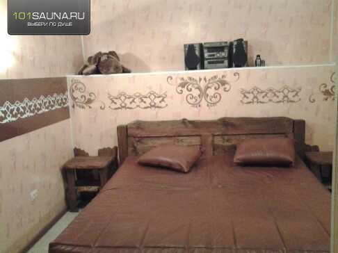 Спальная комната с зеркальным потолком
