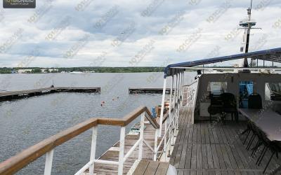 Плав-отель в Pelican Yacht Club, в Москве, Московская обл., Мытищинский р-н, Грибки дер., ул. Адмиральская | Просторная прогулочная палуба с видом на марину | 101sauna.ru