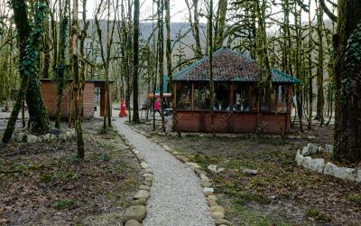Горная баня РАССВЕТ, в Сочи, пос.Хлебороб, ул.Центральная 10 | Территория с беседками | 101sauna.ru