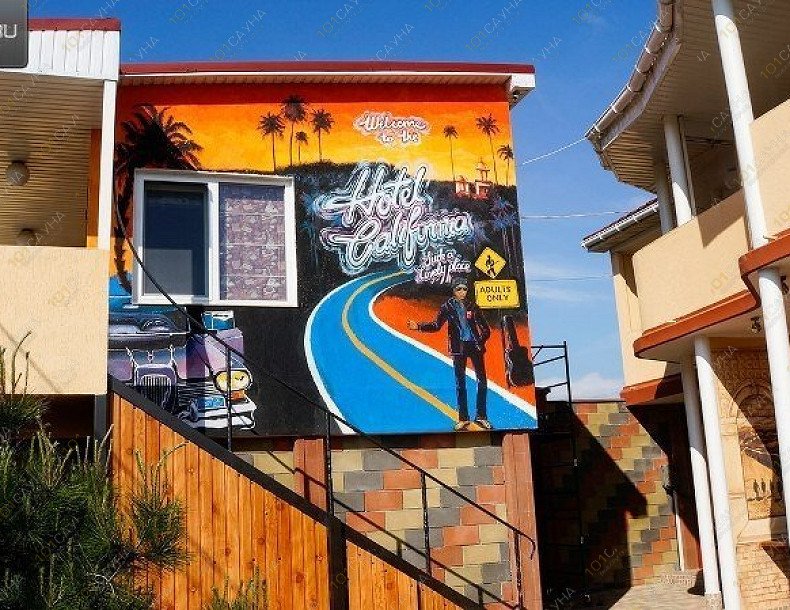 Рок-Арт-Отель Hotel California, в Севастополе, Россия, Севастополь, Нахимовский район, поселок Любимовка | Территория отеля. Фото: 21 | 101sauna.ru