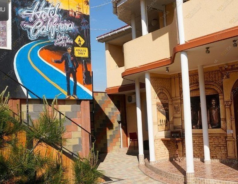 Рок-Арт-Отель Hotel California, в Севастополе, Россия, Севастополь, Нахимовский район, поселок Любимовка | Территория отеля. Фото: 26 | 101sauna.ru
