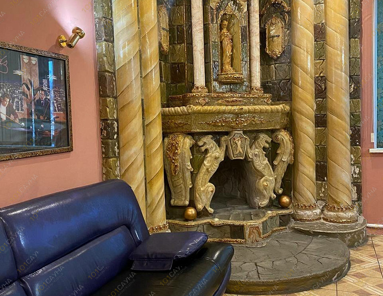 Сауна Золотая Империя, в Абакане, ул. Катерная, 42А | Зона отдыха с декоративным камином в сауне Золотая Империя | 101sauna.ru