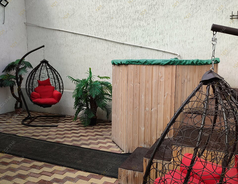 sauna Сауна Тропикана, в Абакане, ул. Кирова, 20А | Мангальная зона с подвесными креслами в сауне Тропикана в Абакане | 101sauna.ru