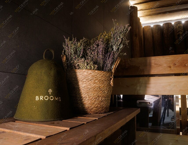 Банный SPA комплекс Брумс, в Санкт-Петербурге, Лермонтовский пр., 43/1 | Интерьер парной с травами и аксессуарами для парения в Брумс | 101sauna.ru