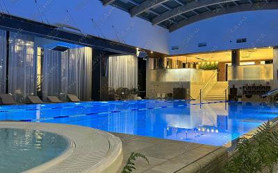 SPA комплекс Карелика эко СПА, в Санкт-Петербурге, Петербургское шоссе, 62 к1 | Панорамный бассейн с джакузи в СПА-комплексе Карелика эко СПА | 101sauna.ru