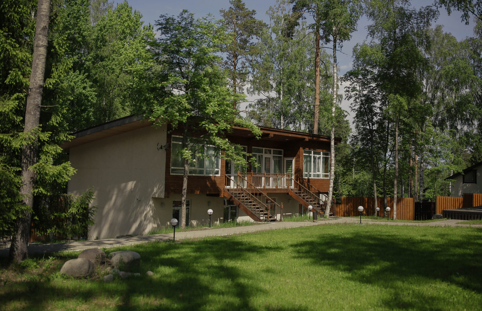 Территория загородного клуба Черника Хаус