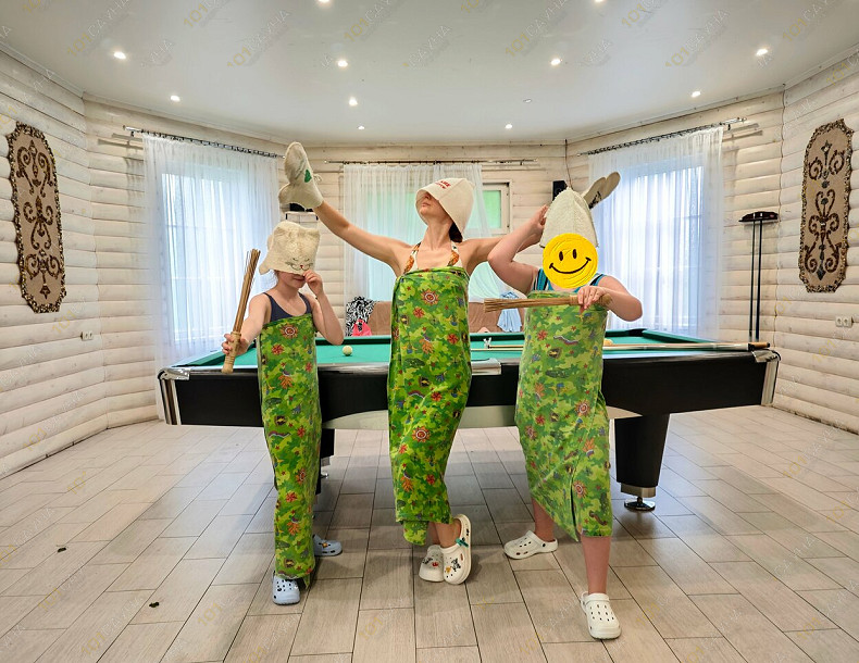 Баня Баня Конкордия, в Санкт-Петербурге, д. Озерки, 58/1 | Отдых гостей бани Конкордия с вениками в бильярдном зале | 101sauna.ru