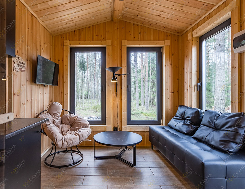 Баня в коттедже Элиза Хоум, в Санкт-Петербурге, 1-й Клеверный переулок, 10 | Зона отдыха с диваном и видом на лес | 101sauna.ru