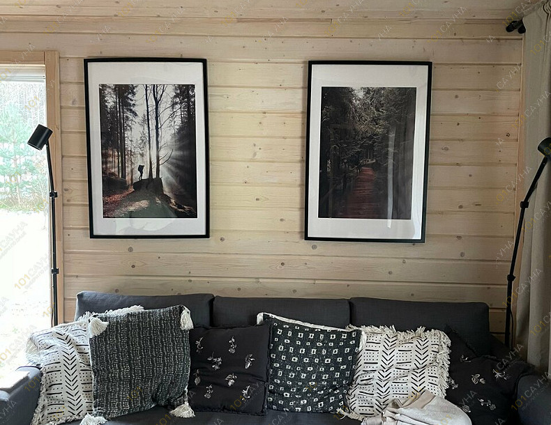 Баня Баня Форест, в Санкт-Петербурге, Приозерский р-н, дер. Борисово, ул. Дачная, 88 | Уютная зона отдыха — диван, тёплая атмосфера деревянного интерьера | 101sauna.ru