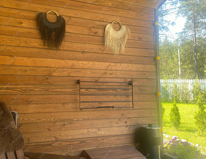 Баня Баня Форест, в Санкт-Петербурге, Приозерский р-н, дер. Борисово, ул. Дачная, 88 | Входная зона с банными вениками | 101sauna.ru