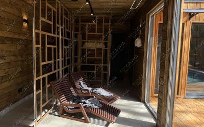 Банный SPA комплекс Форест Лейк Банный СПА-комплекс, в Санкт-Петербурге, ш. Скандинавия, 77 км | Зона релакса с шезлонгами в банном комплексе Форест Лейк | 101sauna.ru
