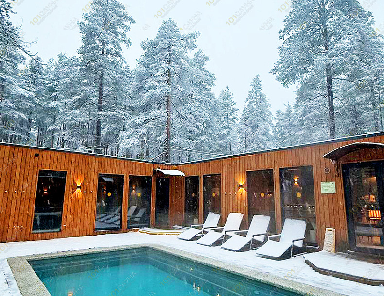 Банный SPA комплекс Форест Лейк Банный СПА-комплекс, в Санкт-Петербурге, ш. Скандинавия, 77 км | Открытый бассейн Форест Лейк зимой, вид на СПА-корпус | 101sauna.ru