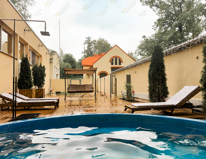 Банный комплекс Парная баня Гуцайт Груп, в Санкт-Петербурге, г. Павловск, ул. Надгорная, 16В | Открытый бассейн в банном комплексе Гуцайт Груп, Павловск | 101sauna.ru