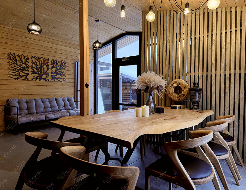 Банный комплекс Хейлофт, в Санкт-Петербурге, Ленинградская обл., д. Соржа-Рыжики, ул. Дачная, 10 | Зона отдыха с гостиной и большим деревянным столом | 101sauna.ru