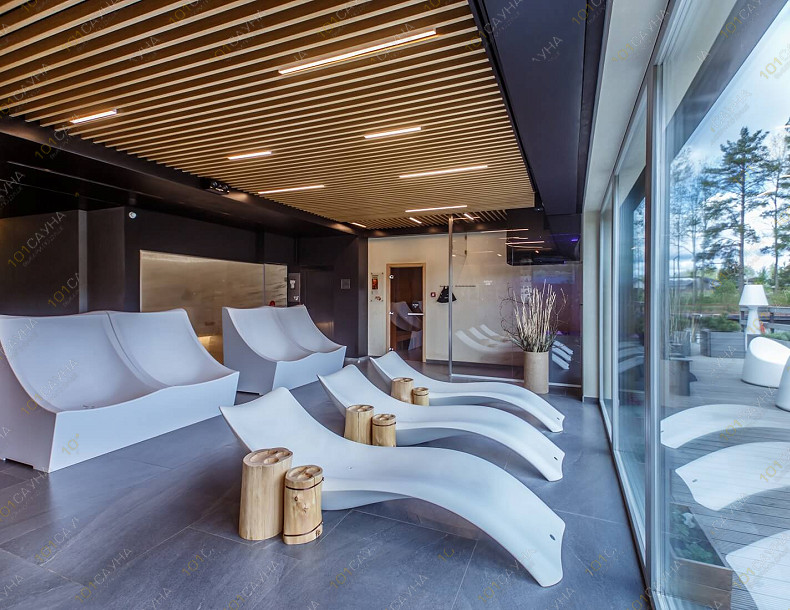 Банный SPA комплекс Хюгге Байня, в Санкт-Петербурге, Выборгское ш., 41-й км | Хюгге Байня — комната отдыха с камином и мягкими диванами | 101sauna.ru
