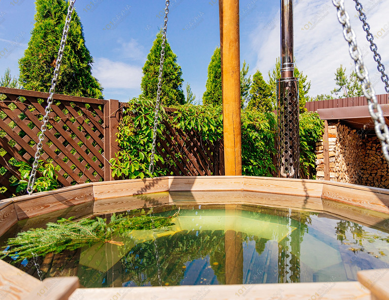 Банный комплекс Банный комплекс Парк-отеля Левада, в Санкт-Петербурге, Деревня Дранишники, участок 2, Ленинградская область | Парк-отель Левада — Сибирский банный чан с травами под открытым небом | 101sauna.ru