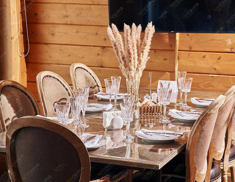 Банный комплекс Банный комплекс Парк-отеля Левада, в Санкт-Петербурге, Деревня Дранишники, участок 2, Ленинградская область | Парк-отель Левада — зона отдыха с накрытым обеденным столом | 101sauna.ru