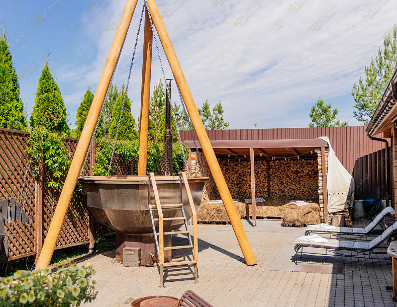 Банный комплекс Парк-отель Левада, в Санкт-Петербурге, Деревня Дранишники, участок 2 | Парк-отель Левада — уличная зона отдыха с банным чаном и шезлонгами | 101sauna.ru